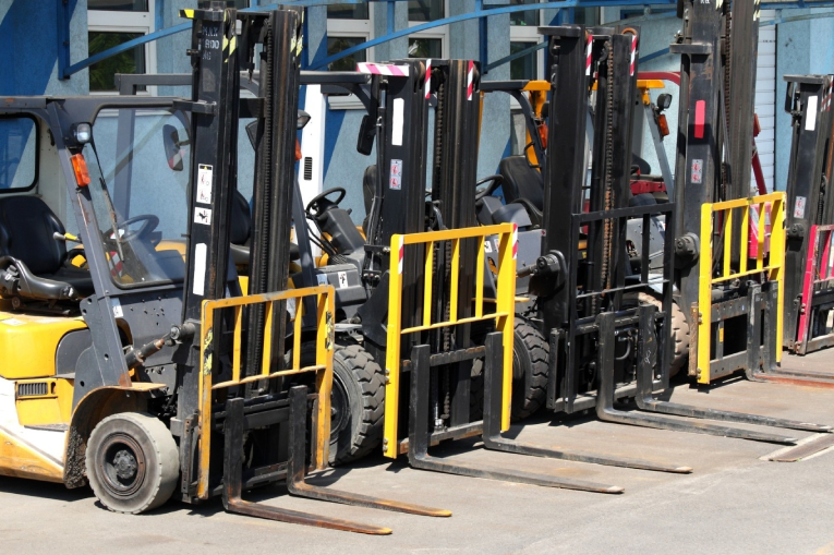 Diferencias entre carretillas retráctiles, contrapesadas y apiladores